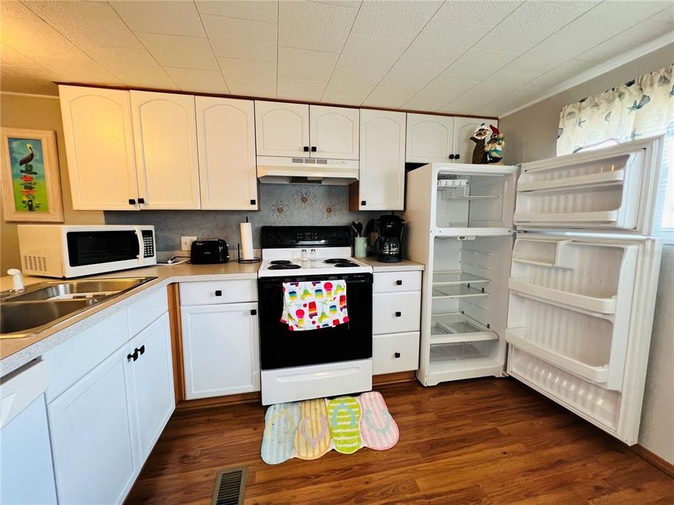 На продажу: $122,900 (2 спален, 1 ванн, 576 Квадратных фут)