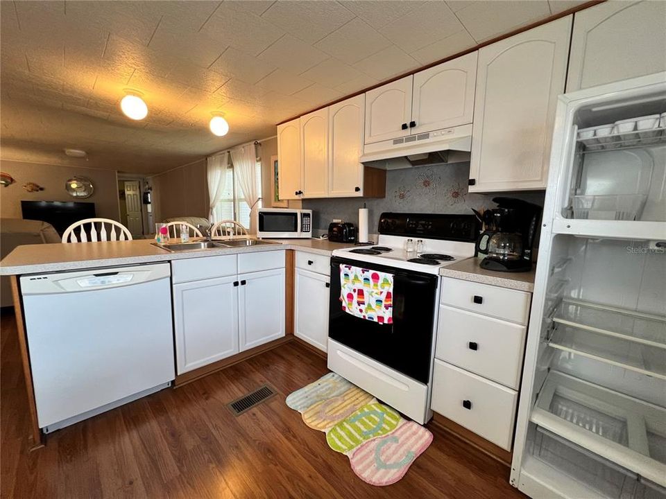 На продажу: $122,900 (2 спален, 1 ванн, 576 Квадратных фут)