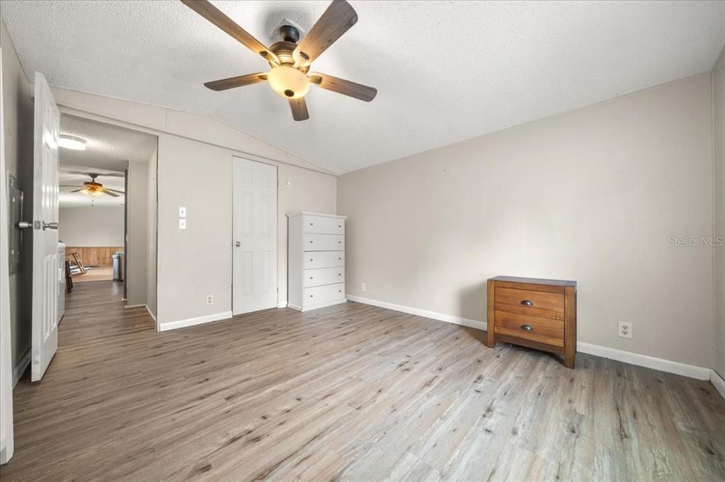 На продажу: $124,900 (2 спален, 2 ванн, 924 Квадратных фут)