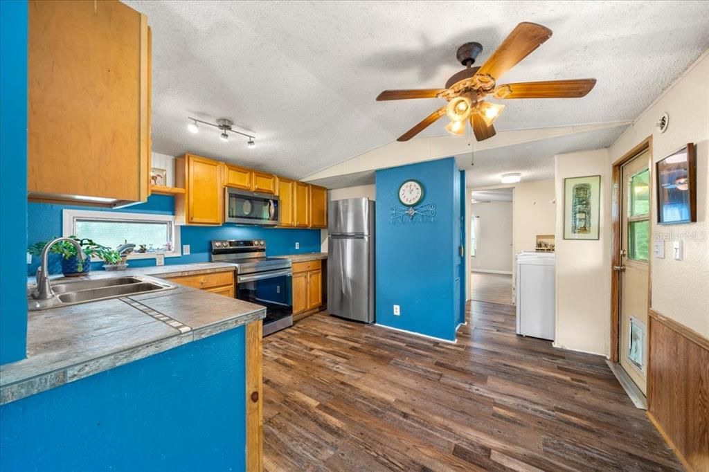 На продажу: $124,900 (2 спален, 2 ванн, 924 Квадратных фут)