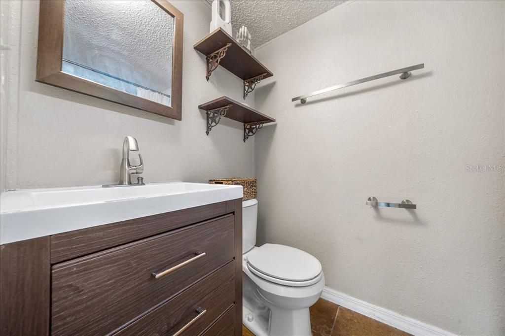 На продажу: $124,900 (2 спален, 2 ванн, 924 Квадратных фут)