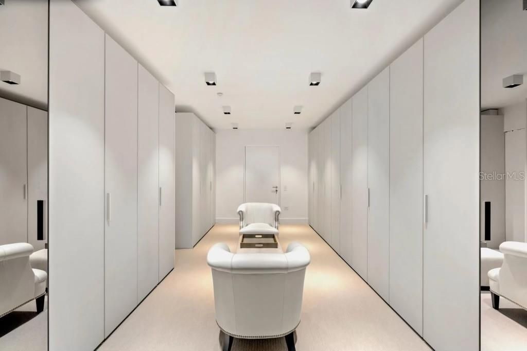 For Sale: $2,295,000 (3 beds, 3 baths, 4915 Square Feet)