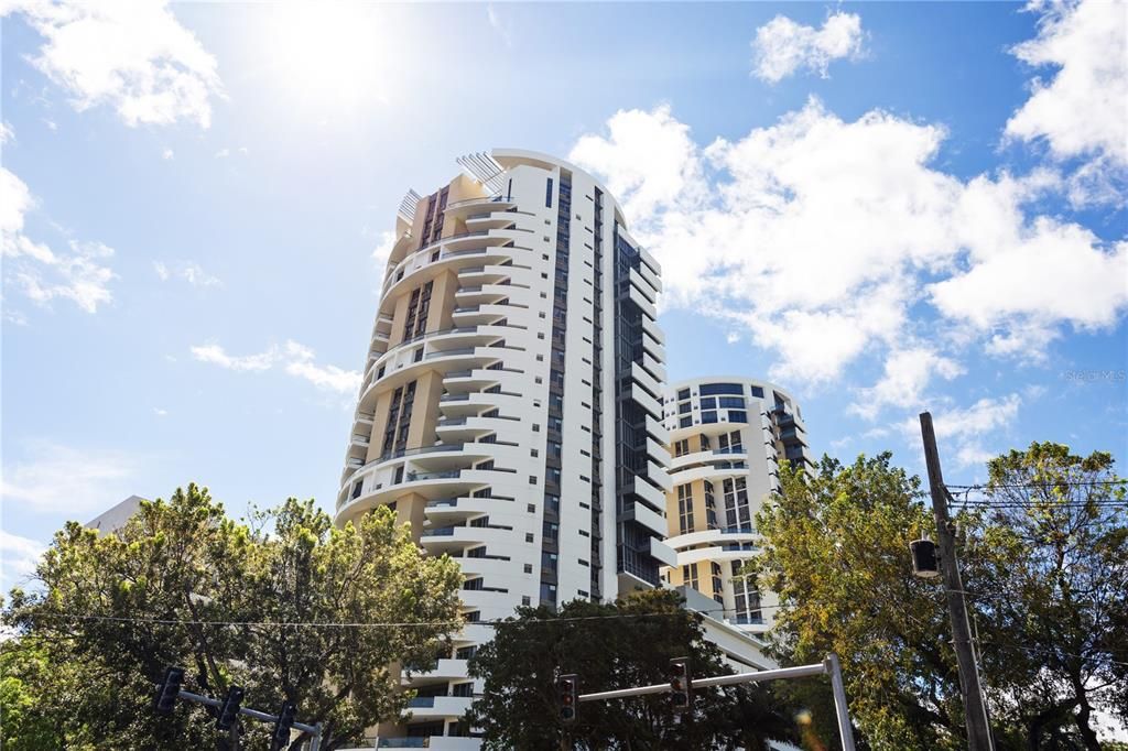 For Sale: $2,295,000 (3 beds, 3 baths, 4915 Square Feet)