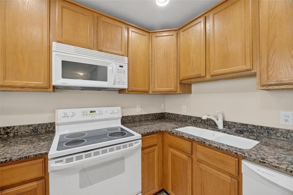 待售: $275,000 (1 贝兹, 1 浴室, 675 平方英尺)