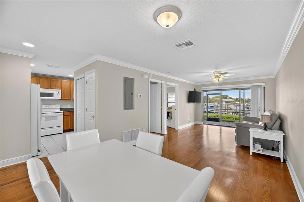 待售: $275,000 (1 贝兹, 1 浴室, 675 平方英尺)