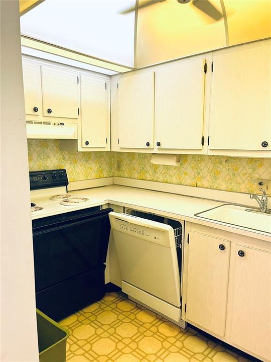 Active With Contract: $100,000 (2 beds, 2 baths, 902 Square Feet)