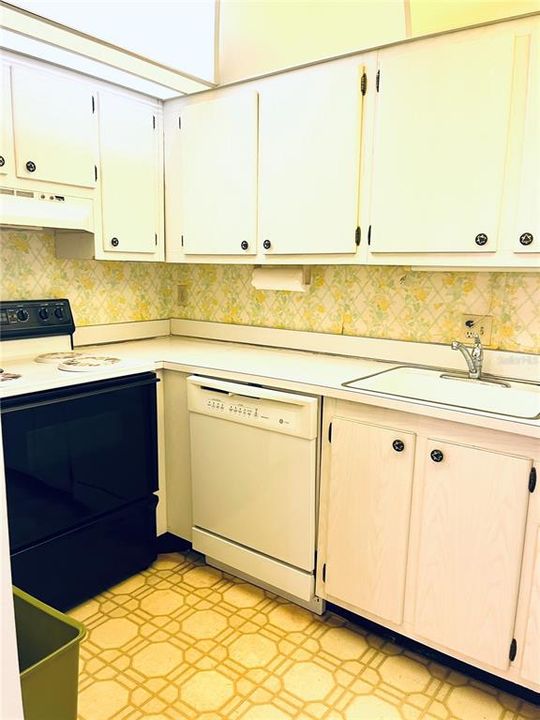 Active With Contract: $100,000 (2 beds, 2 baths, 902 Square Feet)