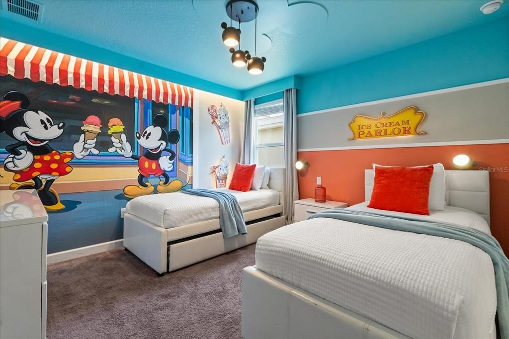 На продажу: $949,000 (9 спален, 5 ванн, 3909 Квадратных фут)