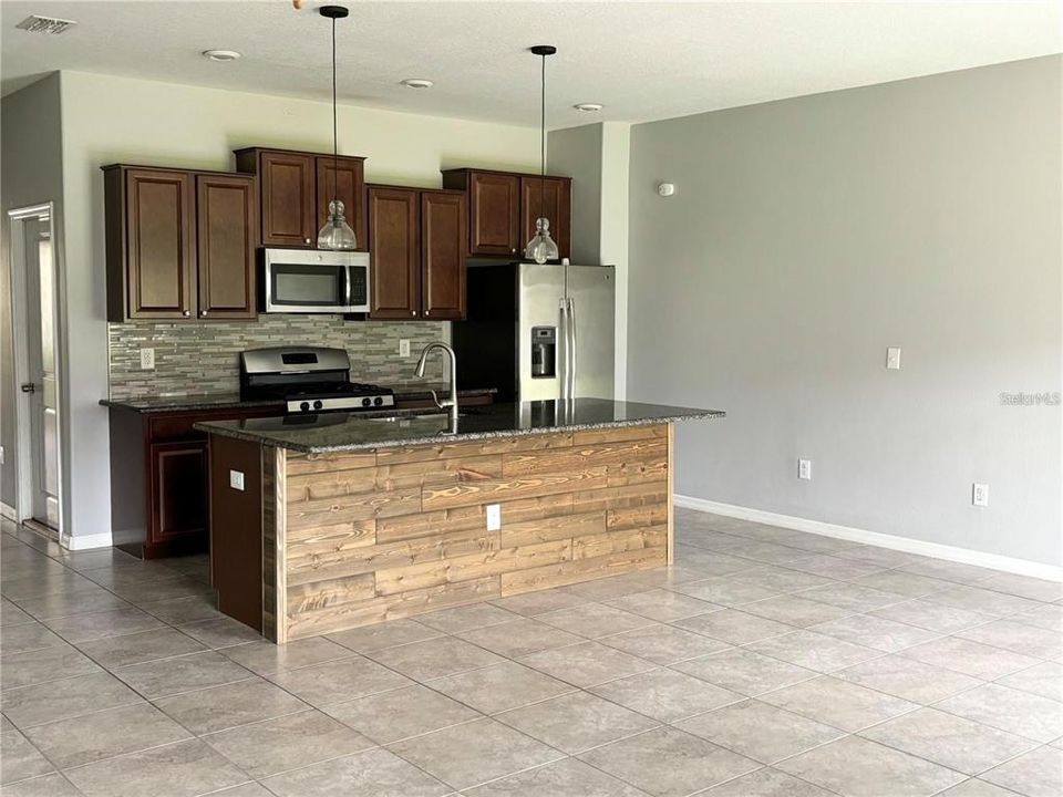 For Rent: $2,150 (3 beds, 2 baths, 1601 Square Feet)