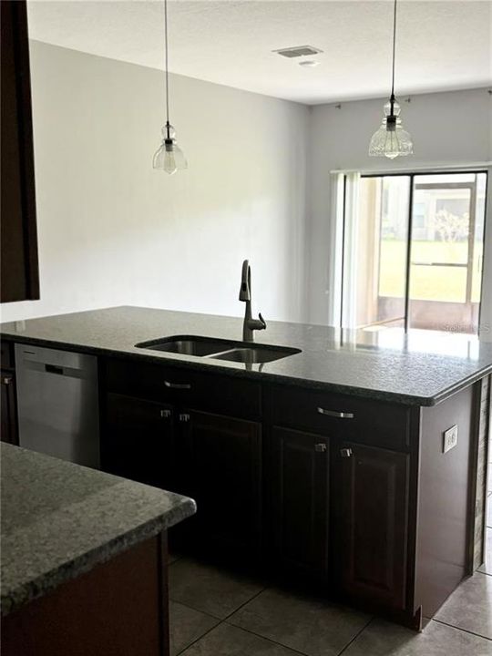 For Rent: $2,150 (3 beds, 2 baths, 1601 Square Feet)