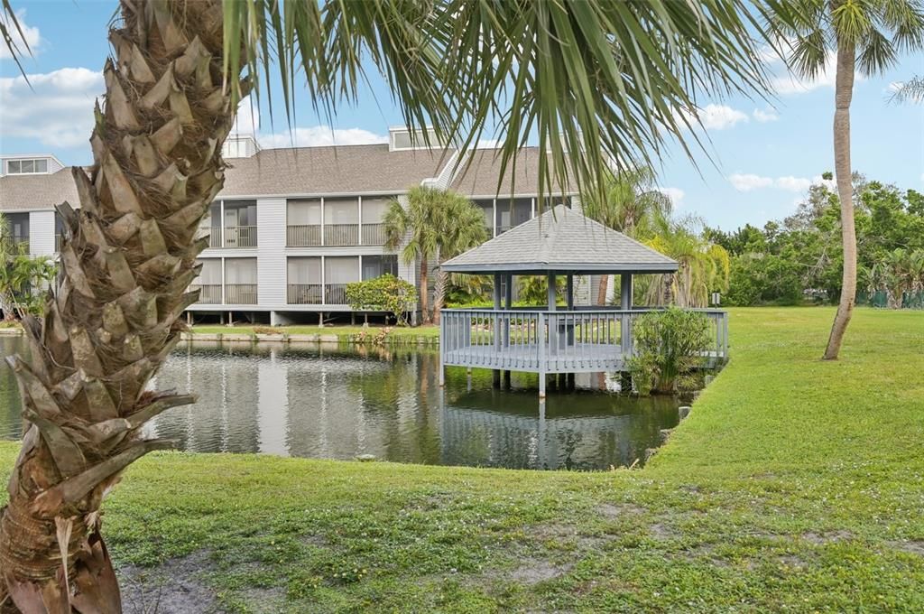 Под контрактом: $175,000 (2 спален, 2 ванн, 1004 Квадратных фут)