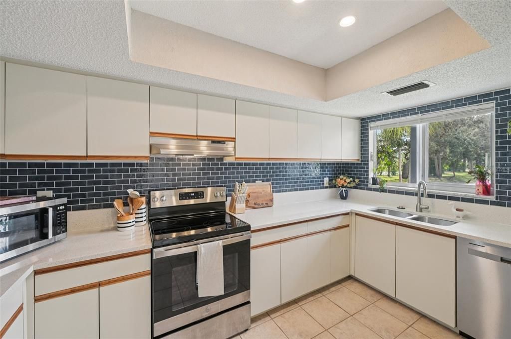 Под контрактом: $175,000 (2 спален, 2 ванн, 1004 Квадратных фут)