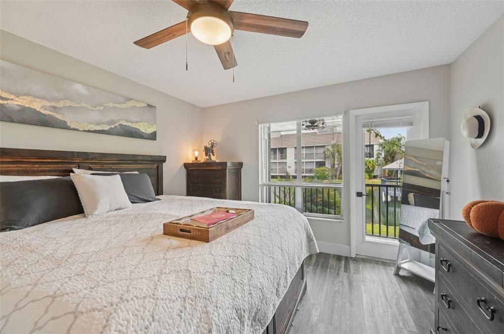 Под контрактом: $175,000 (2 спален, 2 ванн, 1004 Квадратных фут)