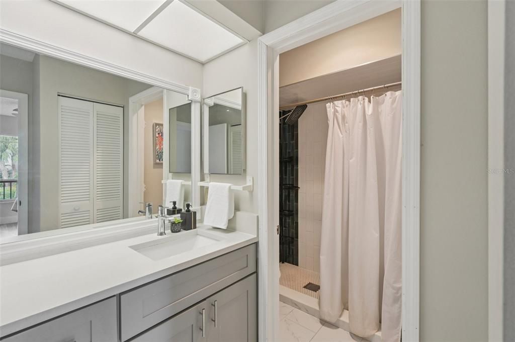 Под контрактом: $175,000 (2 спален, 2 ванн, 1004 Квадратных фут)