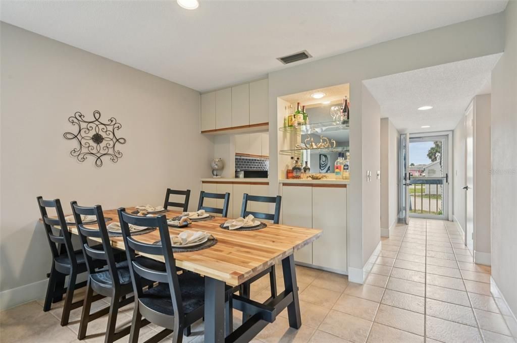 Под контрактом: $175,000 (2 спален, 2 ванн, 1004 Квадратных фут)