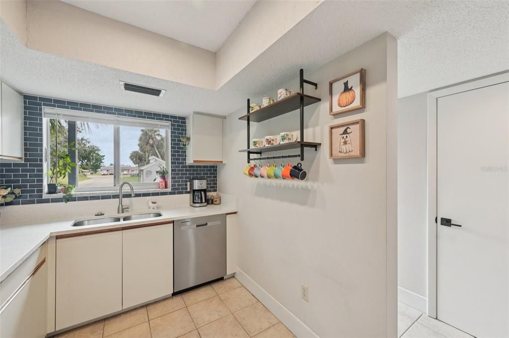 Под контрактом: $175,000 (2 спален, 2 ванн, 1004 Квадратных фут)