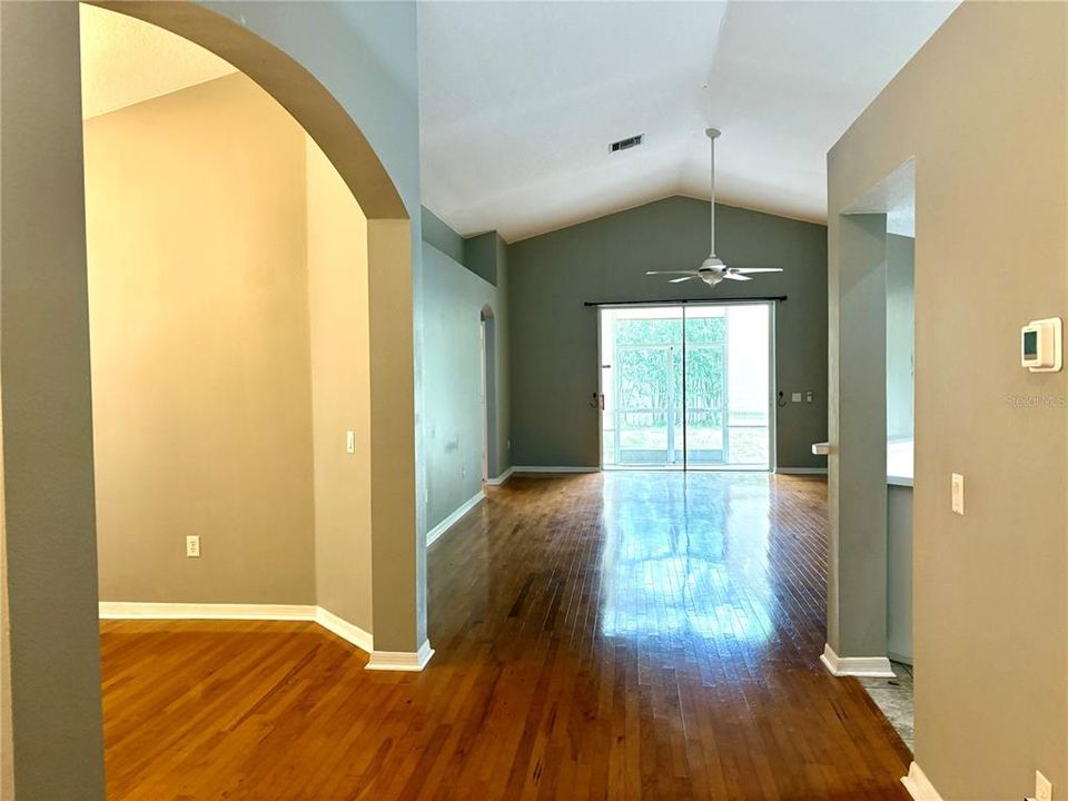 Activo con contrato: $2,325 (4 camas, 3 baños, 1808 Pies cuadrados)