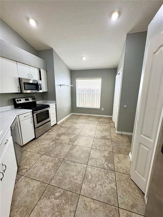 Activo con contrato: $2,325 (4 camas, 3 baños, 1808 Pies cuadrados)