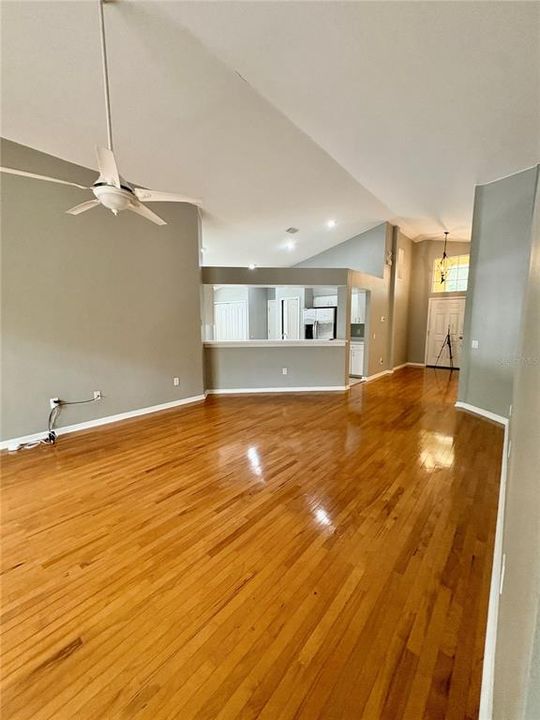 Activo con contrato: $2,325 (4 camas, 3 baños, 1808 Pies cuadrados)