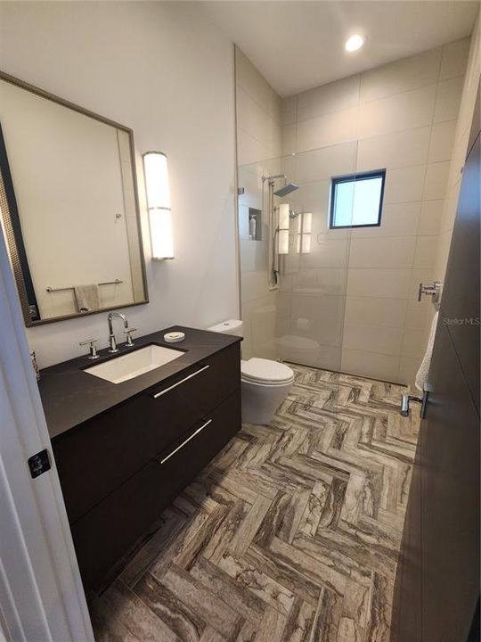 Activo con contrato: $2,800,000 (3 camas, 2 baños, 2824 Pies cuadrados)