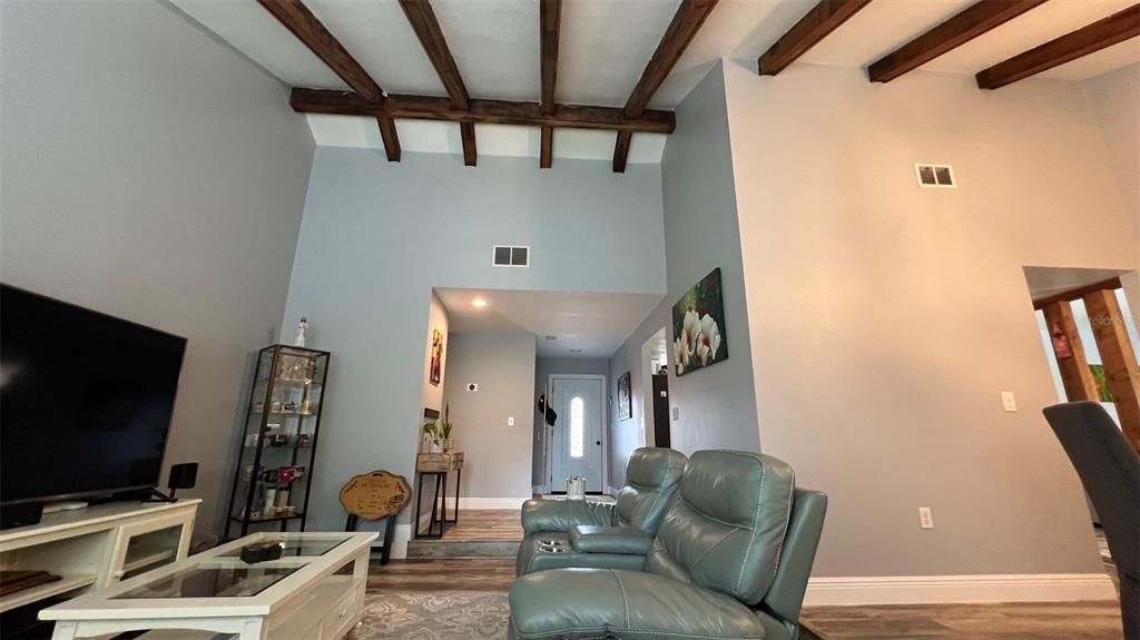 合同活跃: $390,000 (3 贝兹, 2 浴室, 1826 平方英尺)