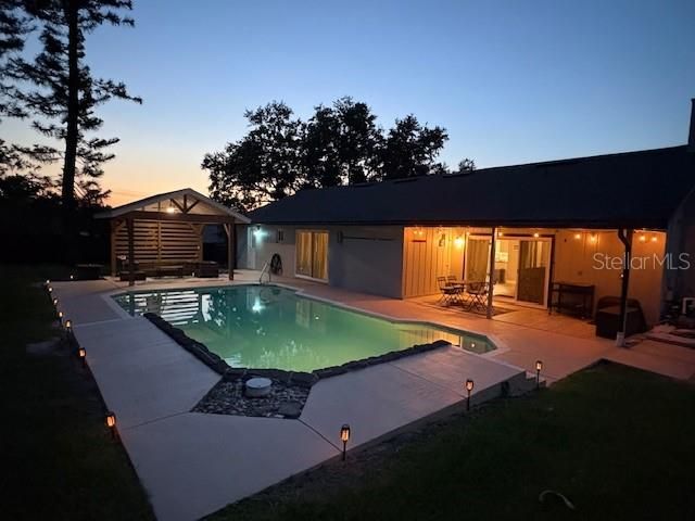 合同活跃: $390,000 (3 贝兹, 2 浴室, 1826 平方英尺)