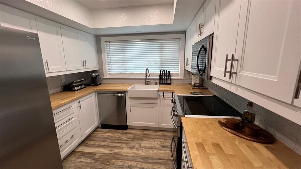 合同活跃: $390,000 (3 贝兹, 2 浴室, 1826 平方英尺)