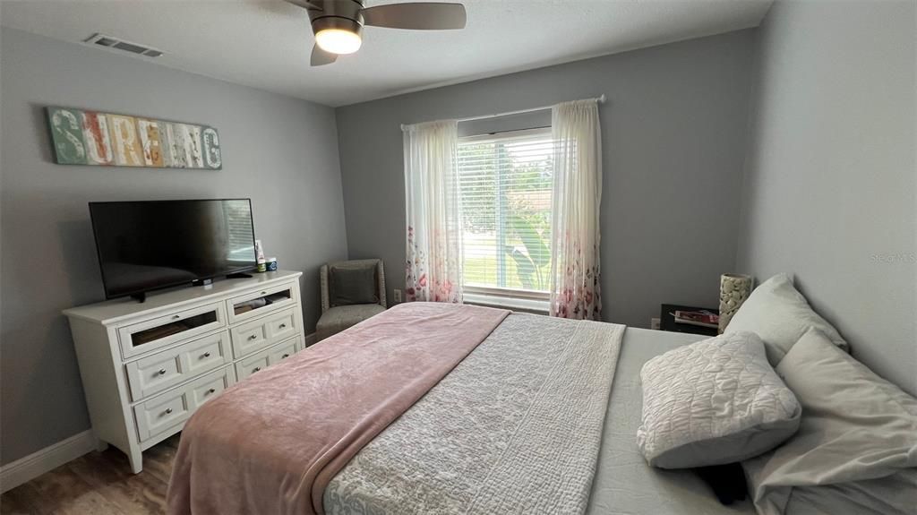 合同活跃: $390,000 (3 贝兹, 2 浴室, 1826 平方英尺)