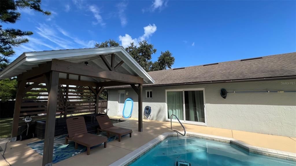 合同活跃: $390,000 (3 贝兹, 2 浴室, 1826 平方英尺)