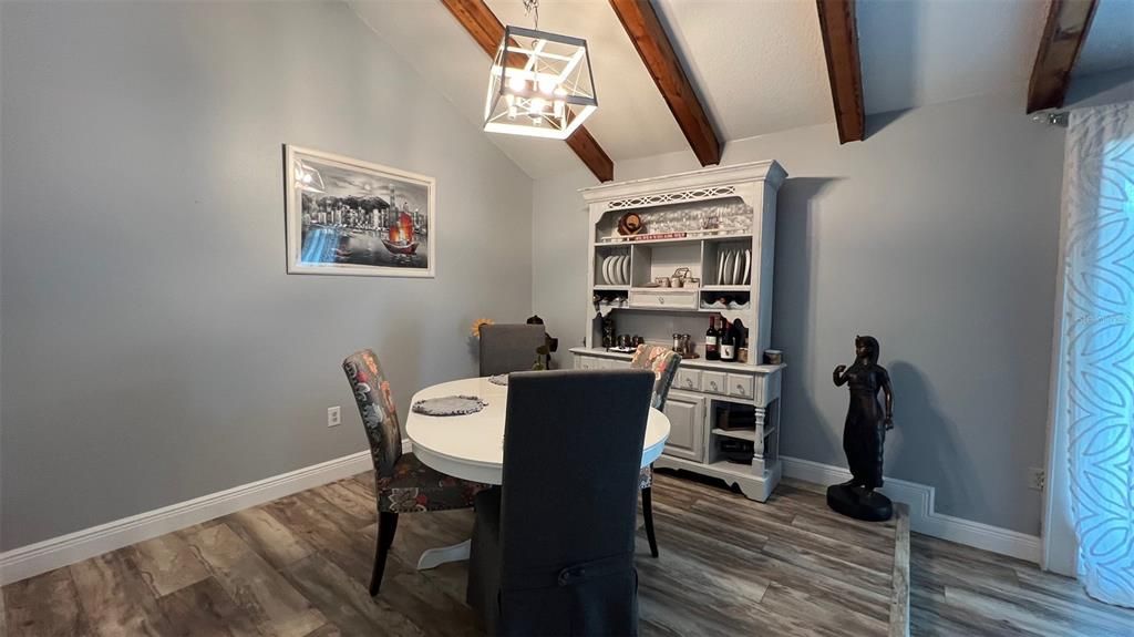 合同活跃: $390,000 (3 贝兹, 2 浴室, 1826 平方英尺)