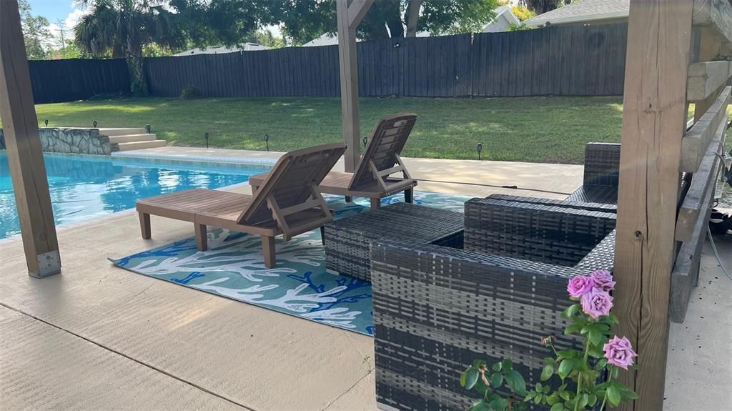 合同活跃: $390,000 (3 贝兹, 2 浴室, 1826 平方英尺)