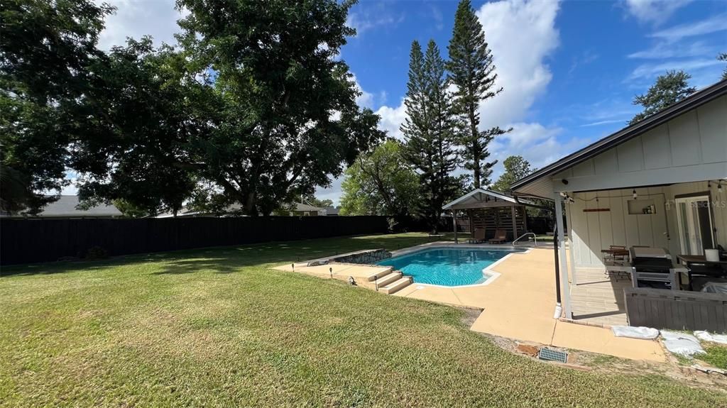 合同活跃: $390,000 (3 贝兹, 2 浴室, 1826 平方英尺)