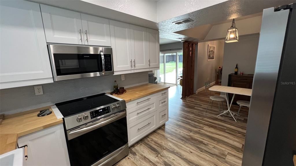 合同活跃: $390,000 (3 贝兹, 2 浴室, 1826 平方英尺)