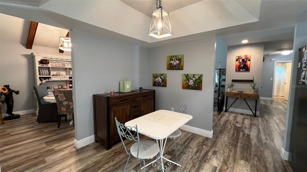 合同活跃: $390,000 (3 贝兹, 2 浴室, 1826 平方英尺)