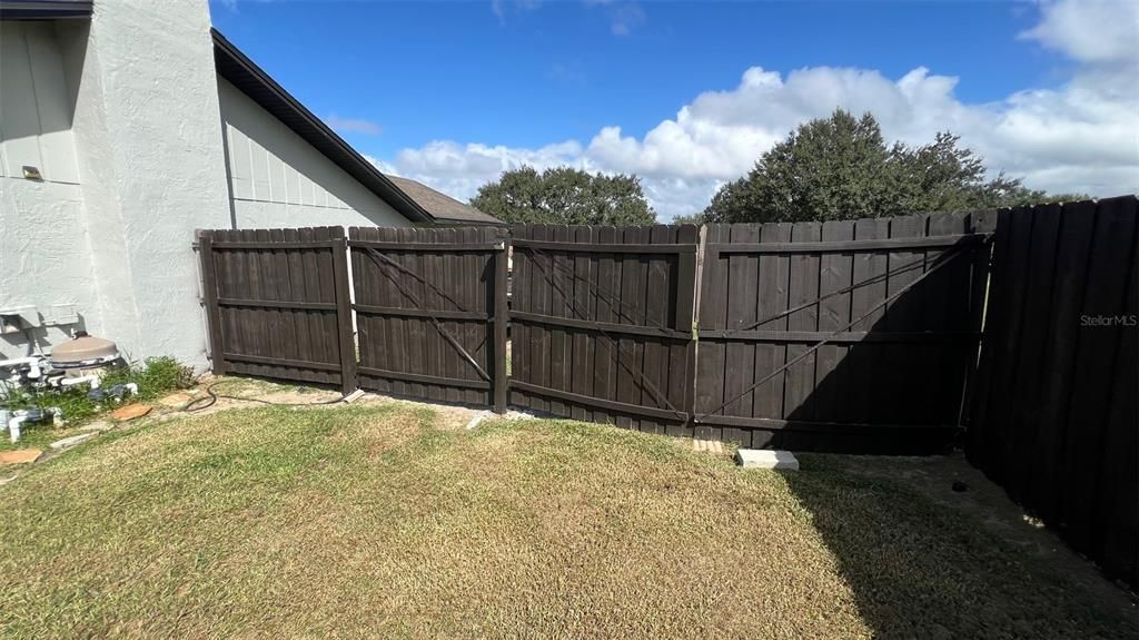 合同活跃: $390,000 (3 贝兹, 2 浴室, 1826 平方英尺)