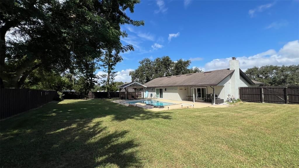 合同活跃: $390,000 (3 贝兹, 2 浴室, 1826 平方英尺)