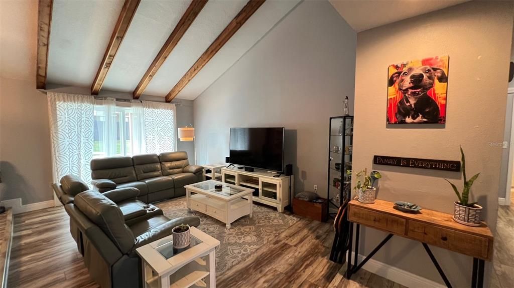 合同活跃: $390,000 (3 贝兹, 2 浴室, 1826 平方英尺)