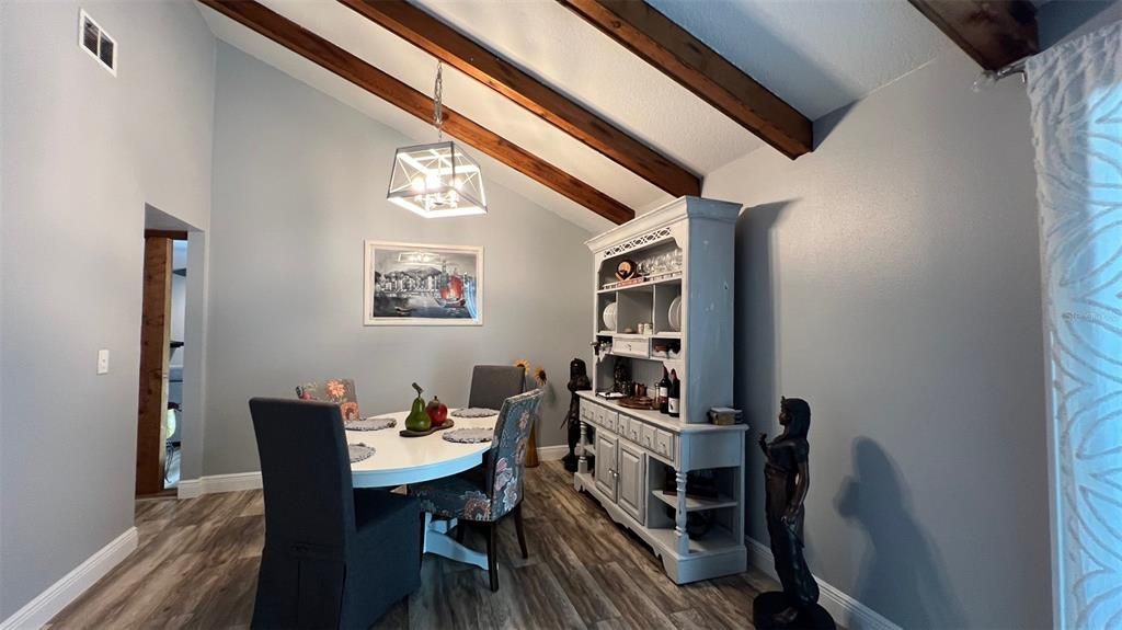 合同活跃: $390,000 (3 贝兹, 2 浴室, 1826 平方英尺)