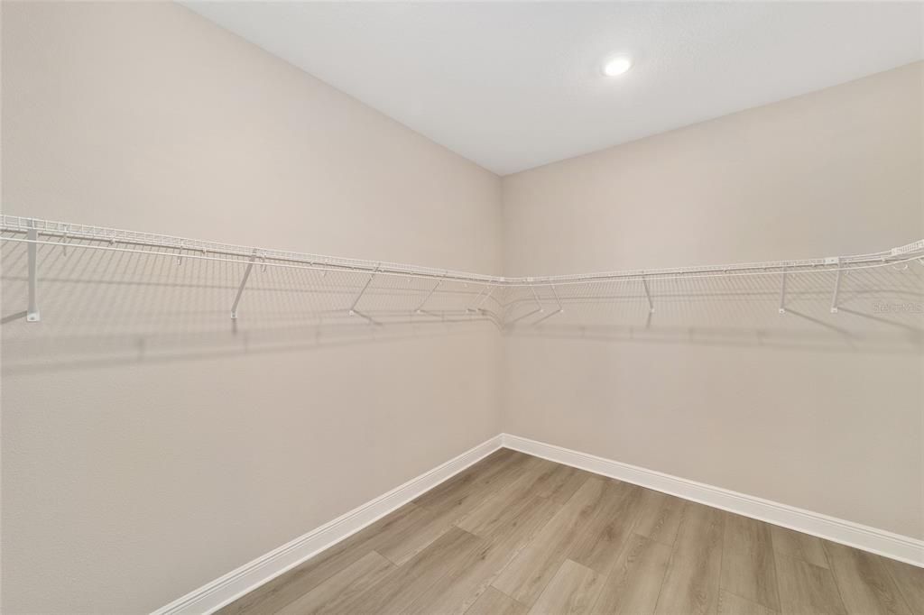 Activo con contrato: $451,000 (3 camas, 3 baños, 2373 Pies cuadrados)