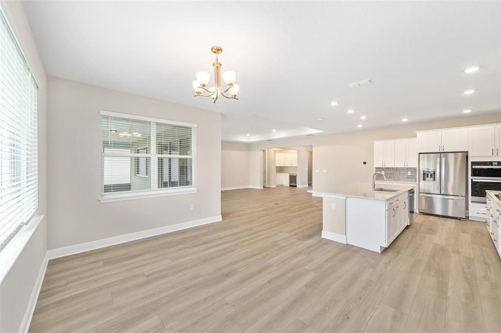 Activo con contrato: $451,000 (3 camas, 3 baños, 2373 Pies cuadrados)