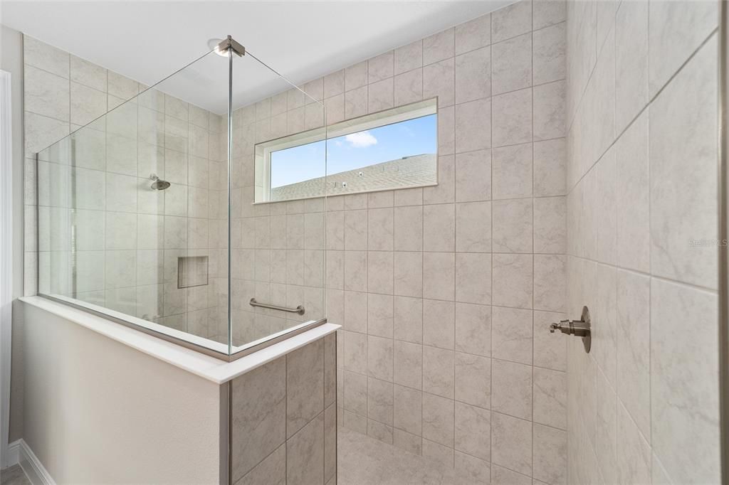 Activo con contrato: $451,000 (3 camas, 3 baños, 2373 Pies cuadrados)