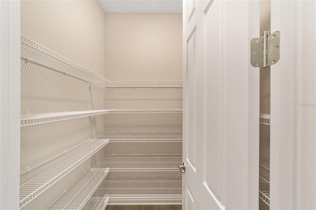 Activo con contrato: $451,000 (3 camas, 3 baños, 2373 Pies cuadrados)