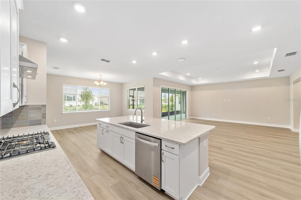 Activo con contrato: $451,000 (3 camas, 3 baños, 2373 Pies cuadrados)