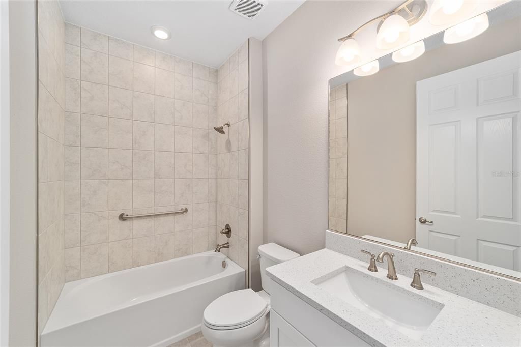 Activo con contrato: $451,000 (3 camas, 3 baños, 2373 Pies cuadrados)