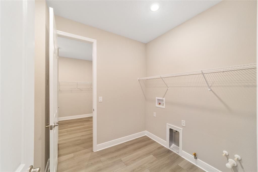 Activo con contrato: $451,000 (3 camas, 3 baños, 2373 Pies cuadrados)