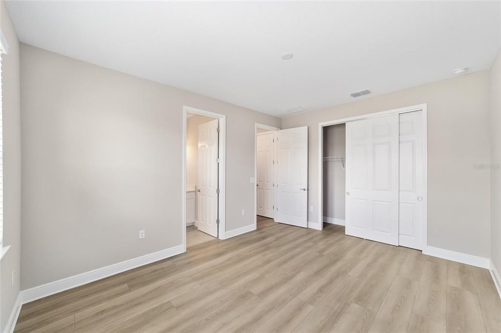 Activo con contrato: $451,000 (3 camas, 3 baños, 2373 Pies cuadrados)