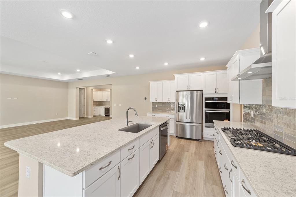 Activo con contrato: $451,000 (3 camas, 3 baños, 2373 Pies cuadrados)