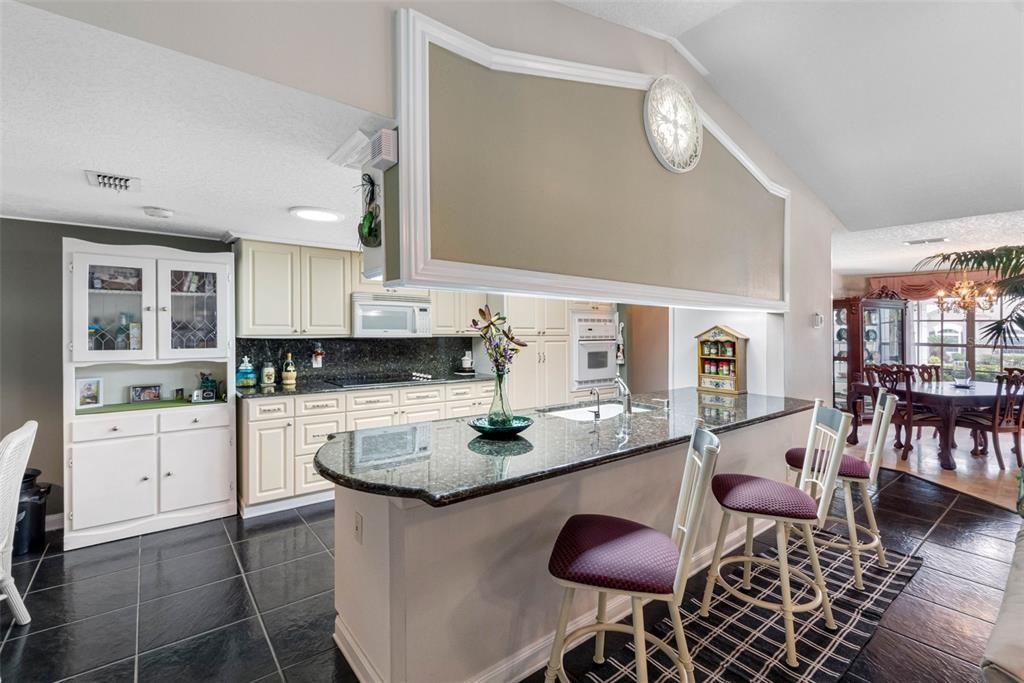 For Sale: $500,000 (4 beds, 3 baths, 2519 Square Feet)