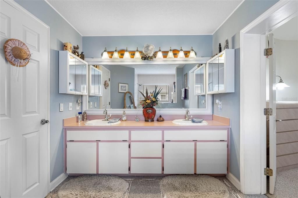 For Sale: $500,000 (4 beds, 3 baths, 2519 Square Feet)