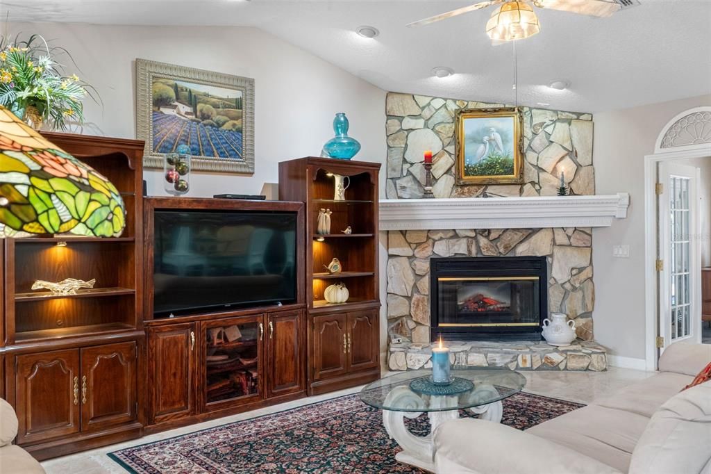 For Sale: $500,000 (4 beds, 3 baths, 2519 Square Feet)